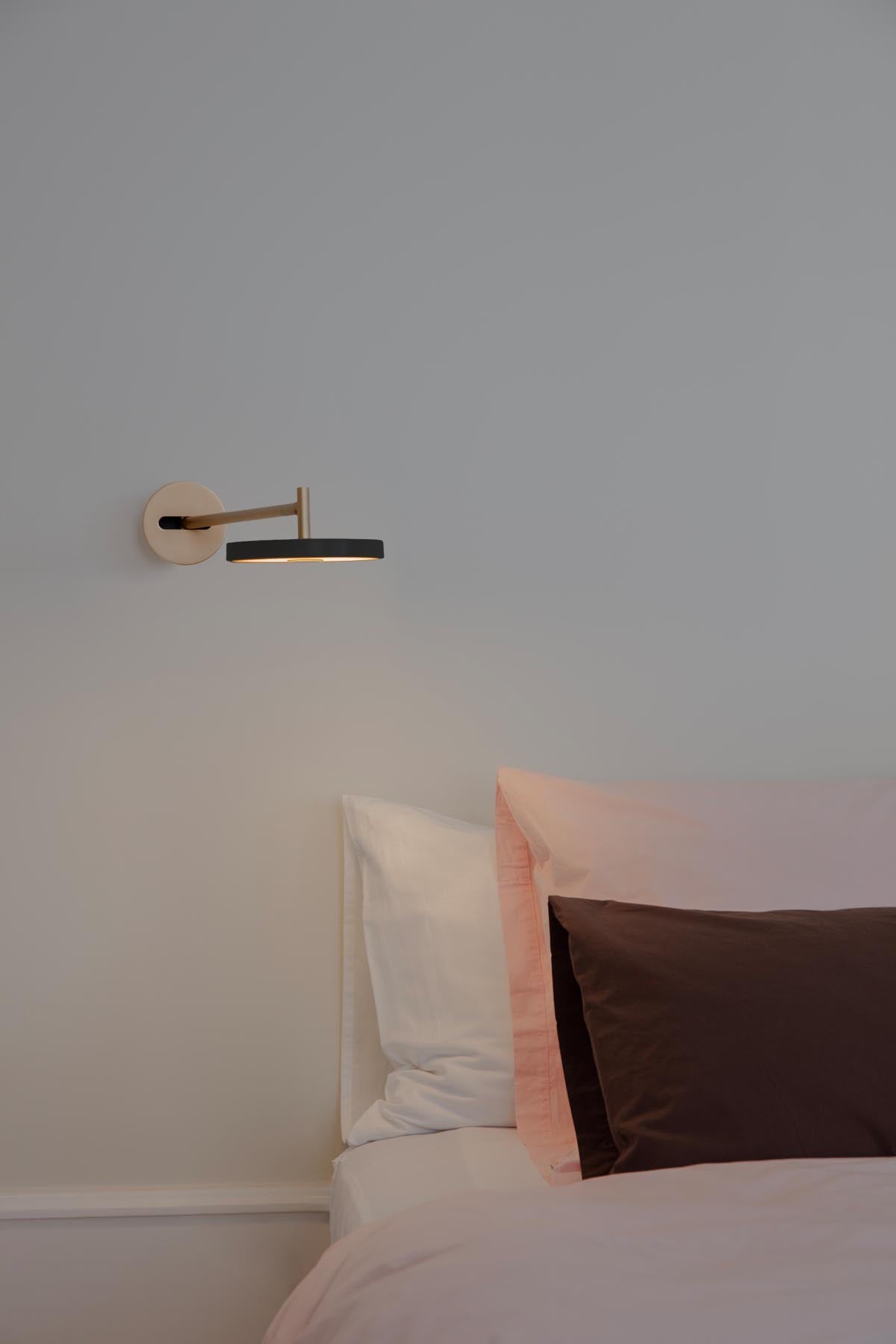 Wandleuchte Asteria long Hardwired von Umage, flach und länglich an der Wand montiert