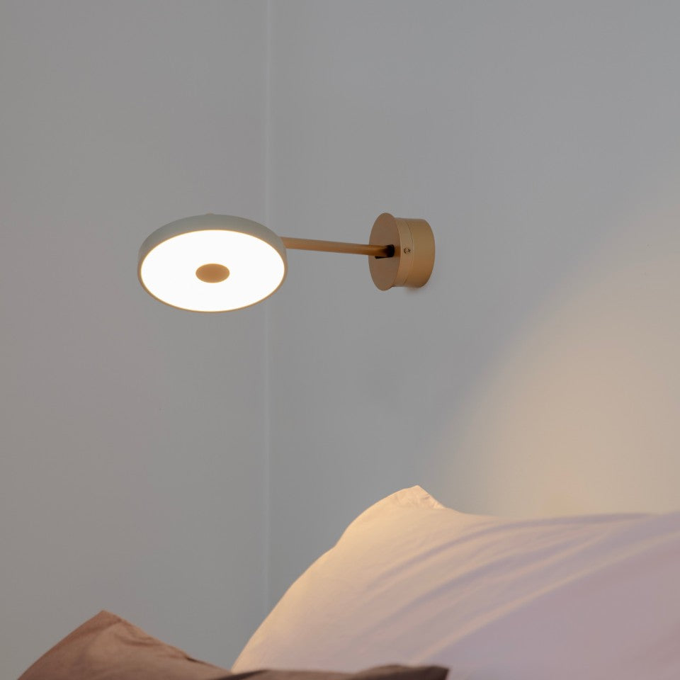 Elegante Asteria Wandleuchte long mit Kabel in sanftem Mist, ideal für modernes Ambiente und stimmungsvolle Lichtakzente.