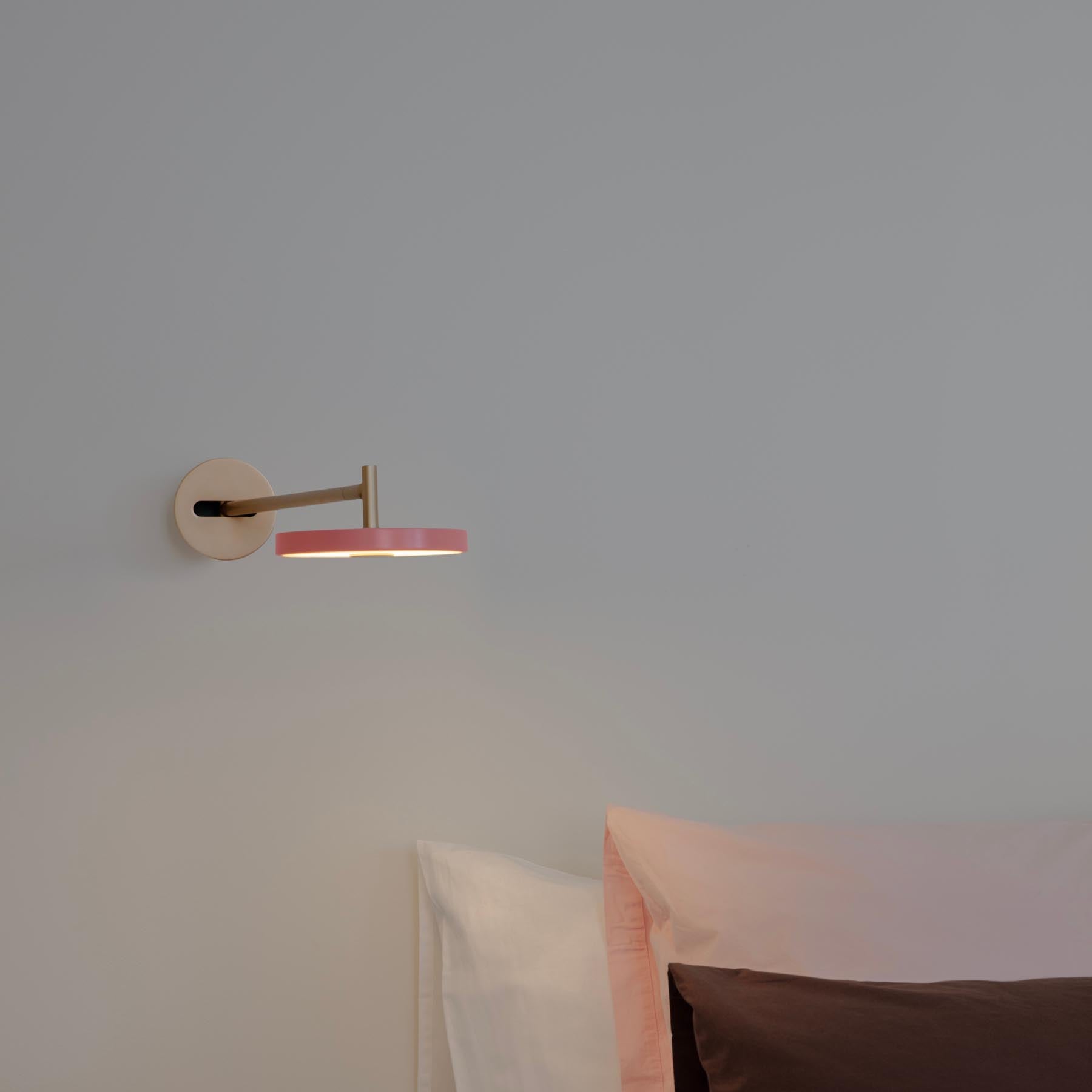 Elegante Asteria Wandleuchte long mit Kabel in sanftem Rosé, ideal für stilvolle Akzente in jedem Raum.