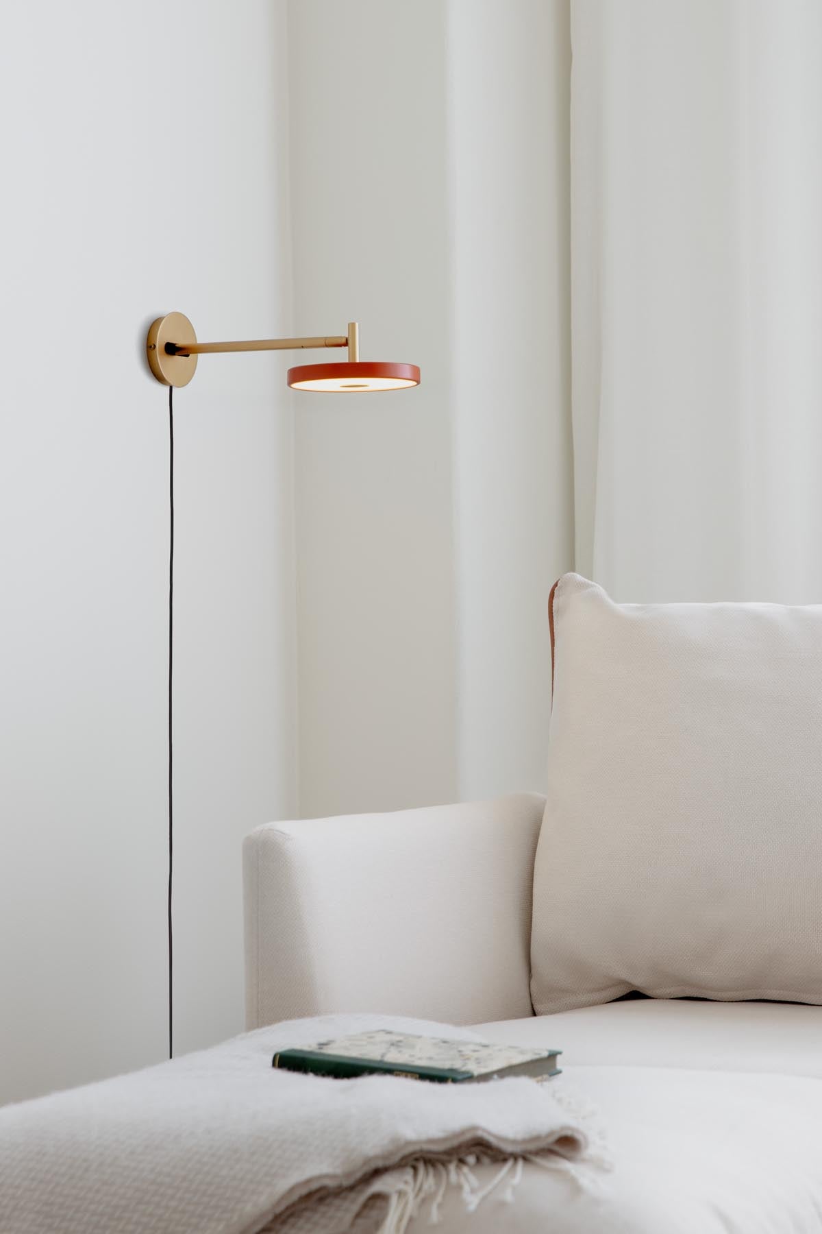 Moderne Asteria Wandleuchte long mit Kabel in zartem Rosé, perfekt für eine stilvolle Beleuchtung und kreative Raumgestaltung.