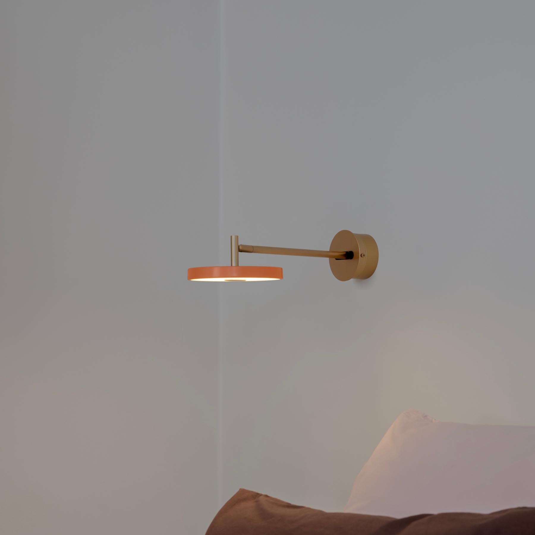 Elegante Asteria Wandleuchte long mit Kabel in warmem Orange, ideal für stimmungsvolle Beleuchtung und geschmackvolle Raumgestaltung.