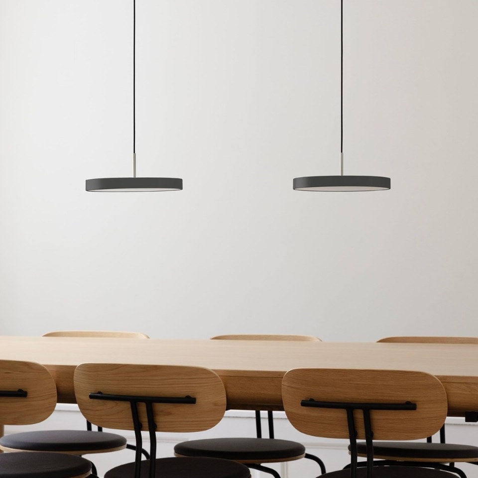 Asteria Plus Mini Pendellampe in Anthracite Grey präsentiert im Onlineshop von KAQTU Design AG. Pendelleuchte ist von Umage