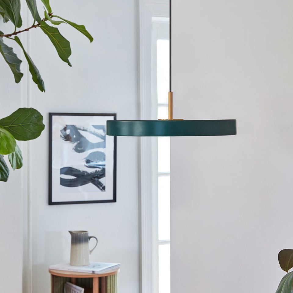Schicke Asteria Plus Mini Pendellampe von Umage, perfekt für stilvolle Akzente in jedem Raum, vereint Funktionalität und modernes Design.