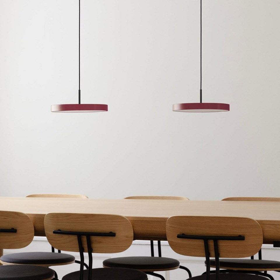 Asteria Plus Mini Pendellampe in Ruby Red präsentiert im Onlineshop von KAQTU Design AG. Pendelleuchte ist von Umage