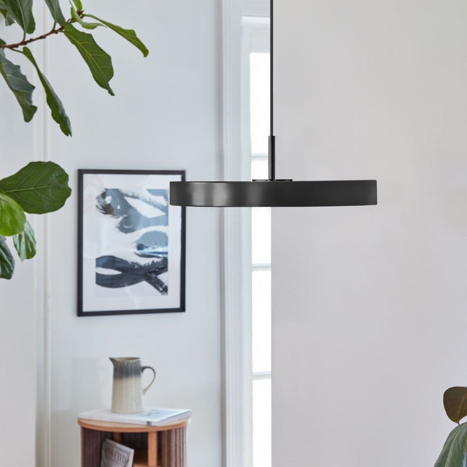 Asteria Plus Mini Pendellampe in Black präsentiert im Onlineshop von KAQTU Design AG. Pendelleuchte ist von Umage