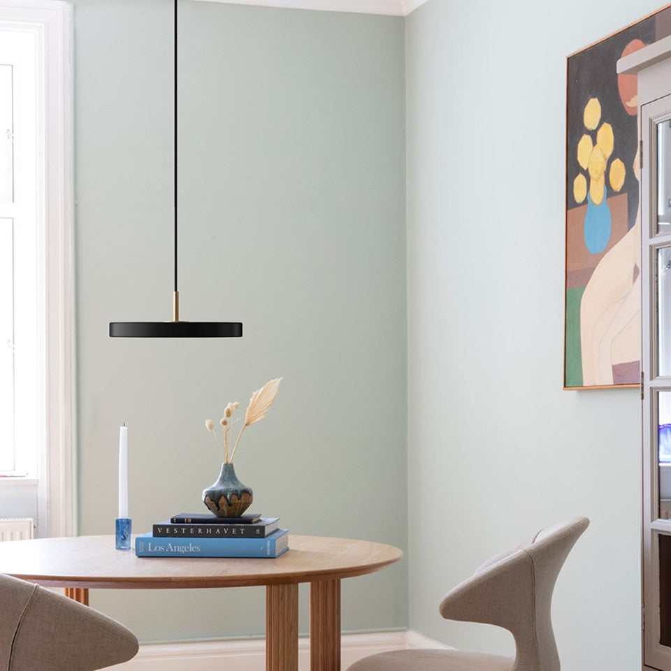 Asteria Plus Mini Pendellampe in Black präsentiert im Onlineshop von KAQTU Design AG. Pendelleuchte ist von Umage