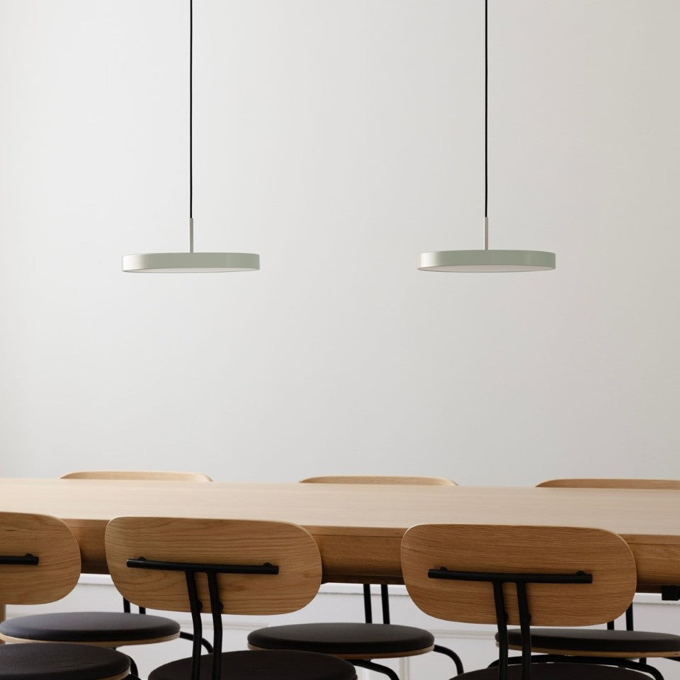 Stilvolle Asteria Plus Mini Pendellampe von Umage, perfekt für kreative Lichtakzente in jedem Raum und zeitgemäßes Design.