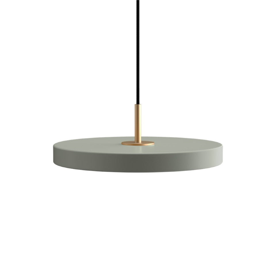 Asteria Plus Medium Pendellampe in Nuance Olive präsentiert im Onlineshop von KAQTU Design AG. Pendelleuchte ist von Umage