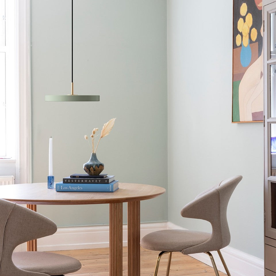 Elegante Asteria Plus Mini Pendellampe in sanftem Design, ideal für stimmungsvolle Beleuchtung in modernen Wohnräumen.