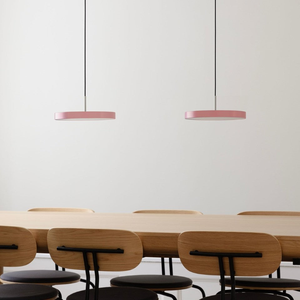 Stilvolle Asteria Plus Mini Pendellampe in zartem Rosé, perfekt für moderne Innenräume und stimmungsvolle Beleuchtung.