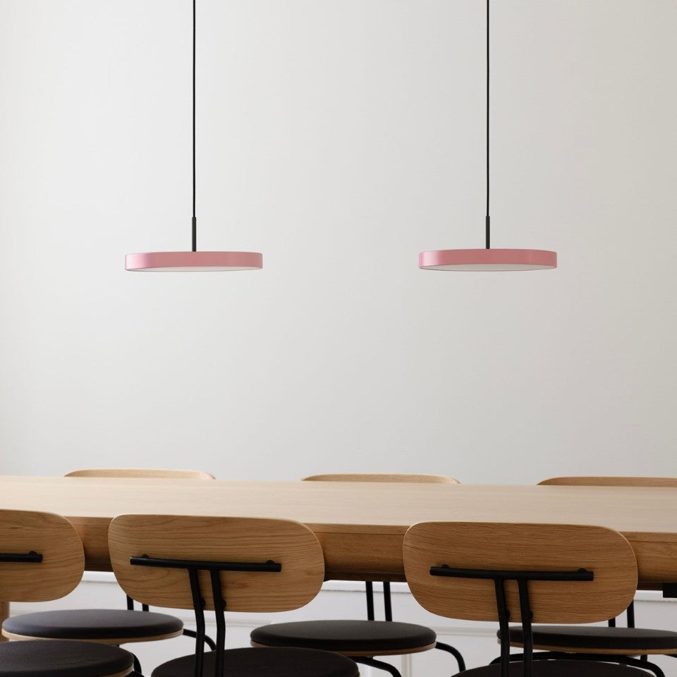 Stilvolle Asteria Plus Mini Pendellampe in zartem Rosé, perfekt für moderne Innenräume und stimmungsvolle Beleuchtung.