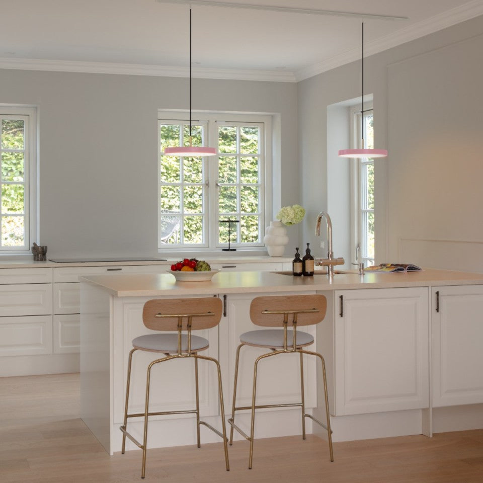 Stilvolle Asteria Plus Mini Pendellampe in zartem Rosé, perfekt für moderne Innenräume und stimmungsvolle Beleuchtung.