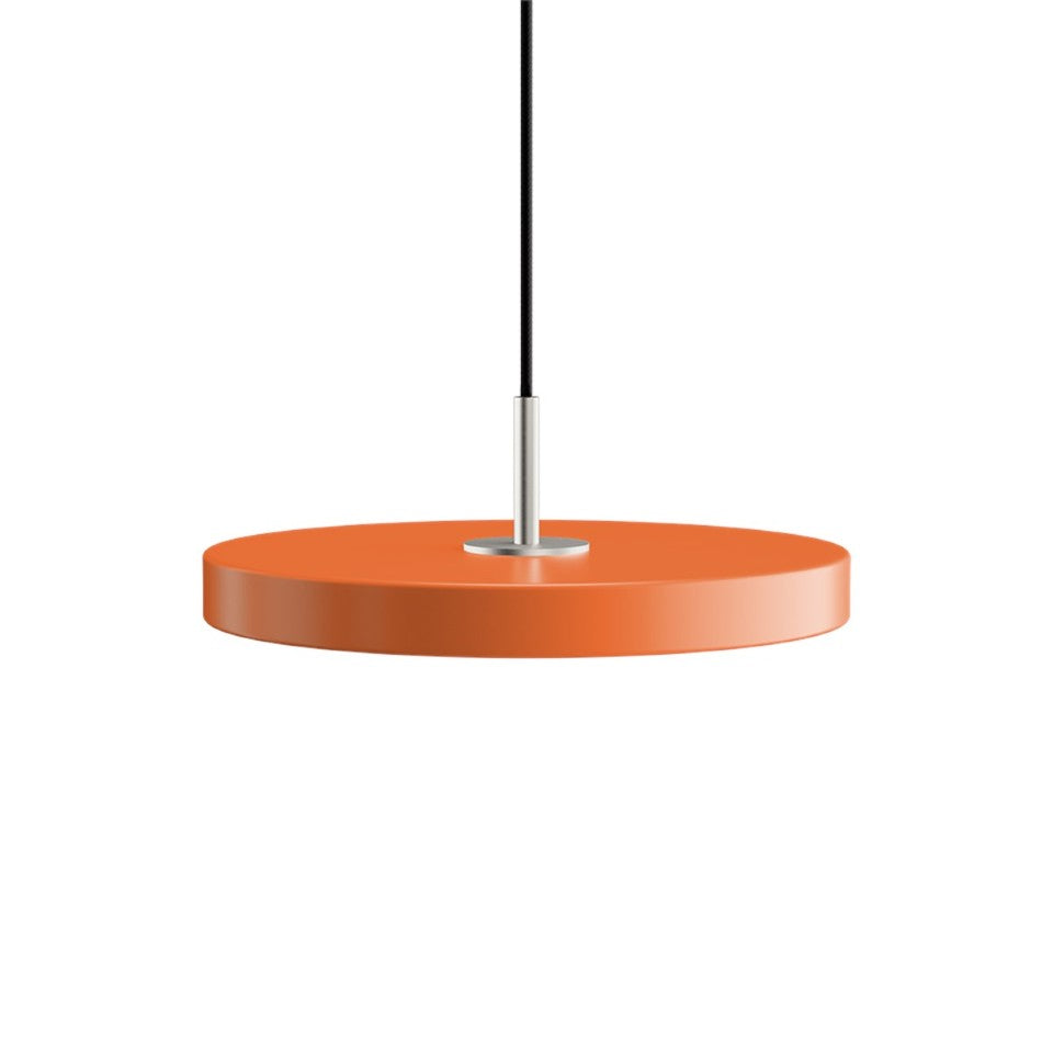 Stilvolle Asteria Plus Mini Pendellampe in sanftem Orange, perfekt für gemütliche Akzente in zeitgemäßen Innenräumen.