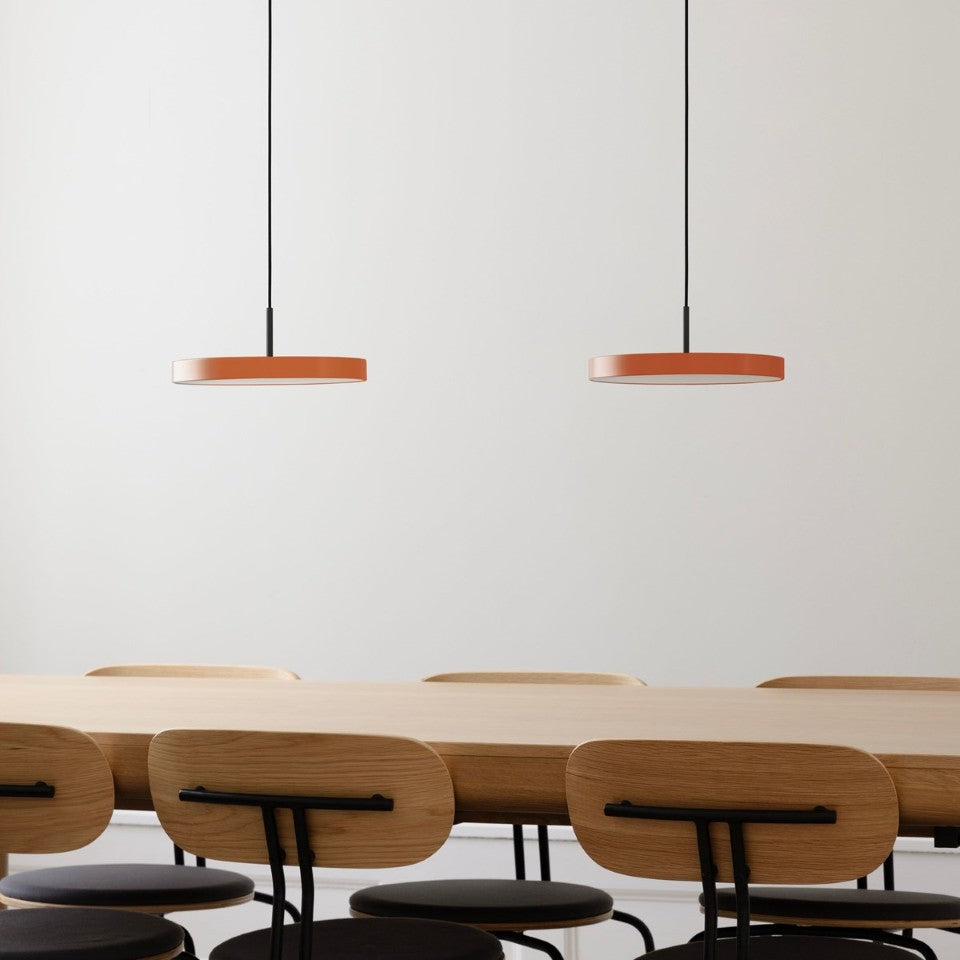 Elegante Asteria Plus Mini Pendellampe in warmem Orange, ideal für stimmungsvolle Beleuchtung und moderne Wohnräume.