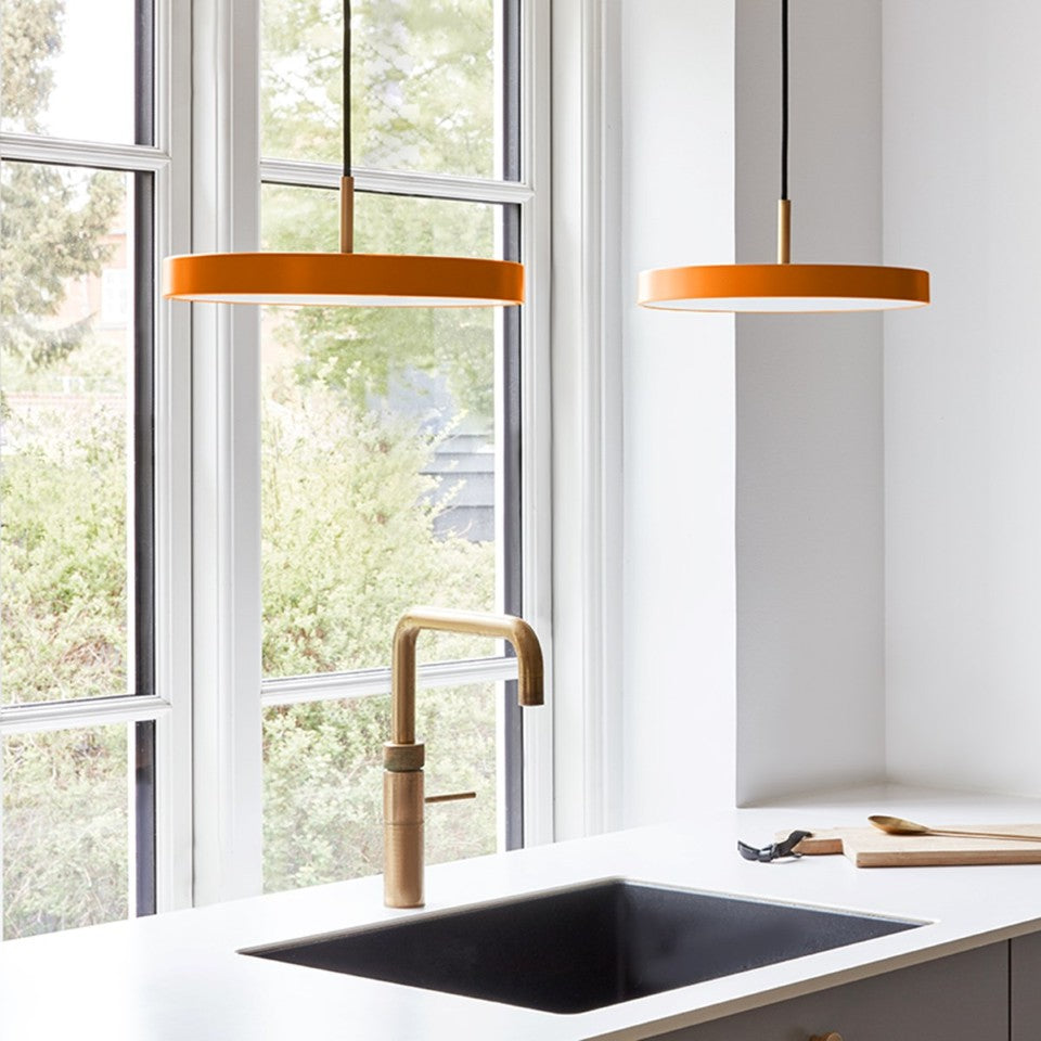 Elegante Asteria Plus Mini Pendellampe in warmem Orange, ideal für stimmungsvolle Beleuchtung in modernen Wohnräumen.