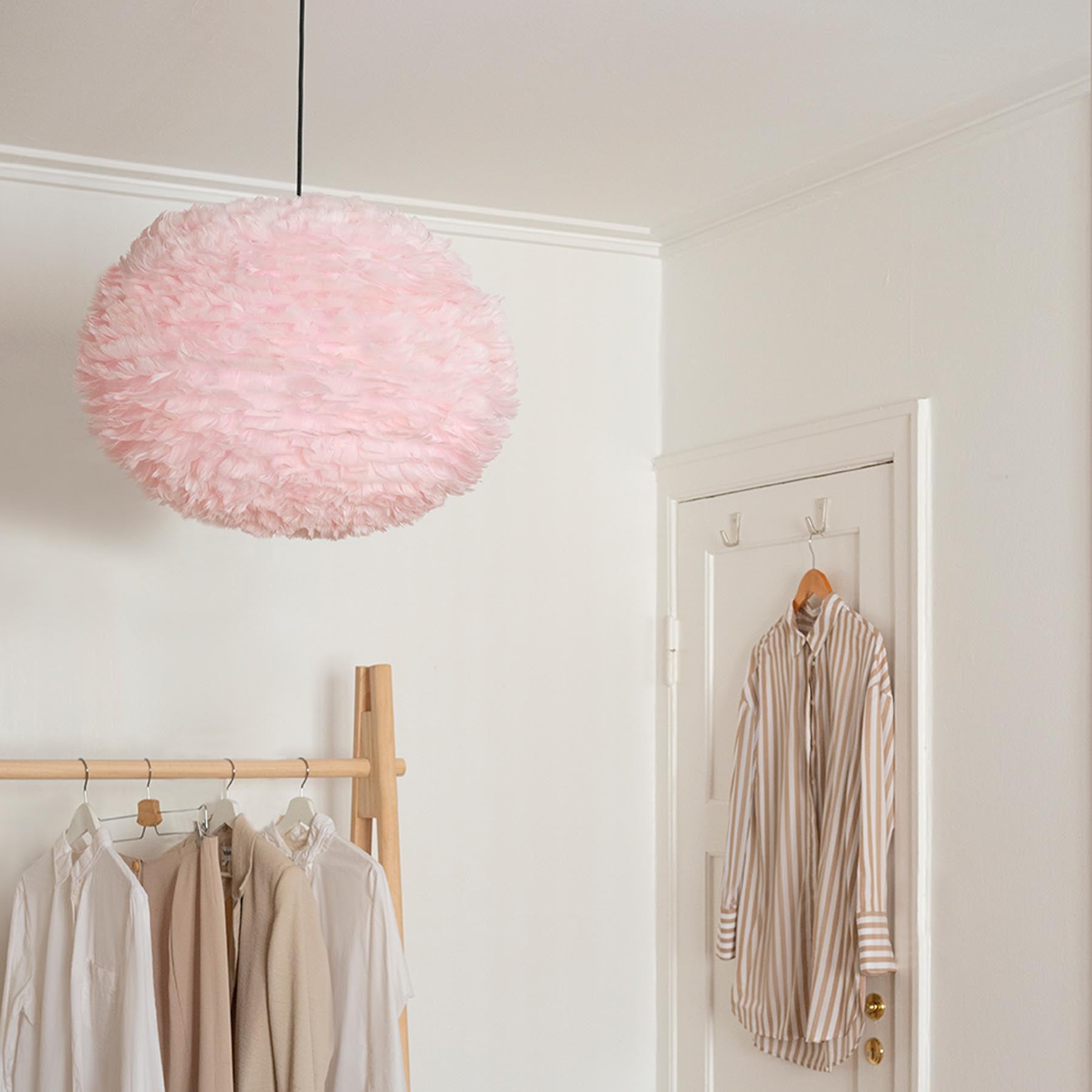 Eleganter Eos Lampenschirm in zartem Light Rose, ideal für stimmungsvolle Beleuchtung in jedem Raum.