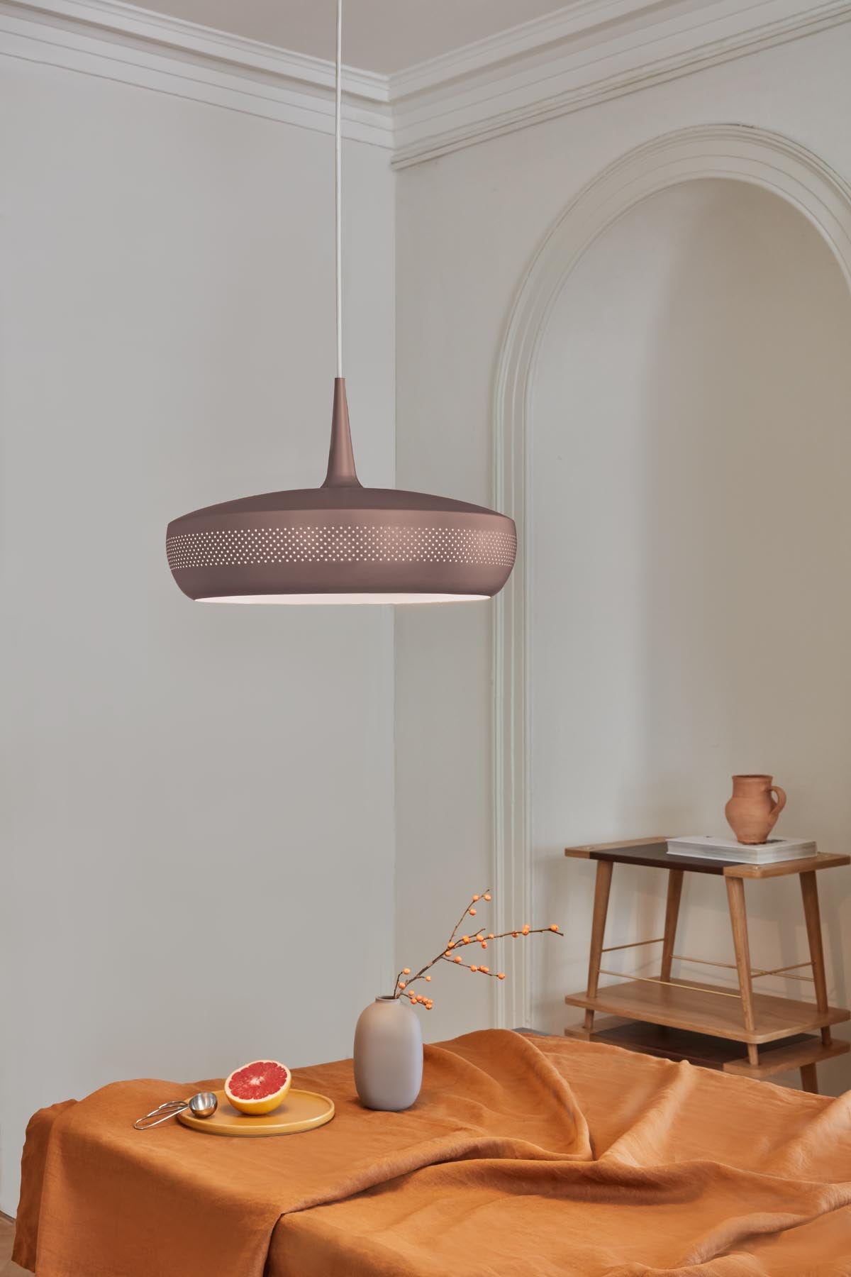 Clava Dine Lampenschirm in Umber präsentiert im Onlineshop von KAQTU Design AG. Pendelleuchte ist von Umage