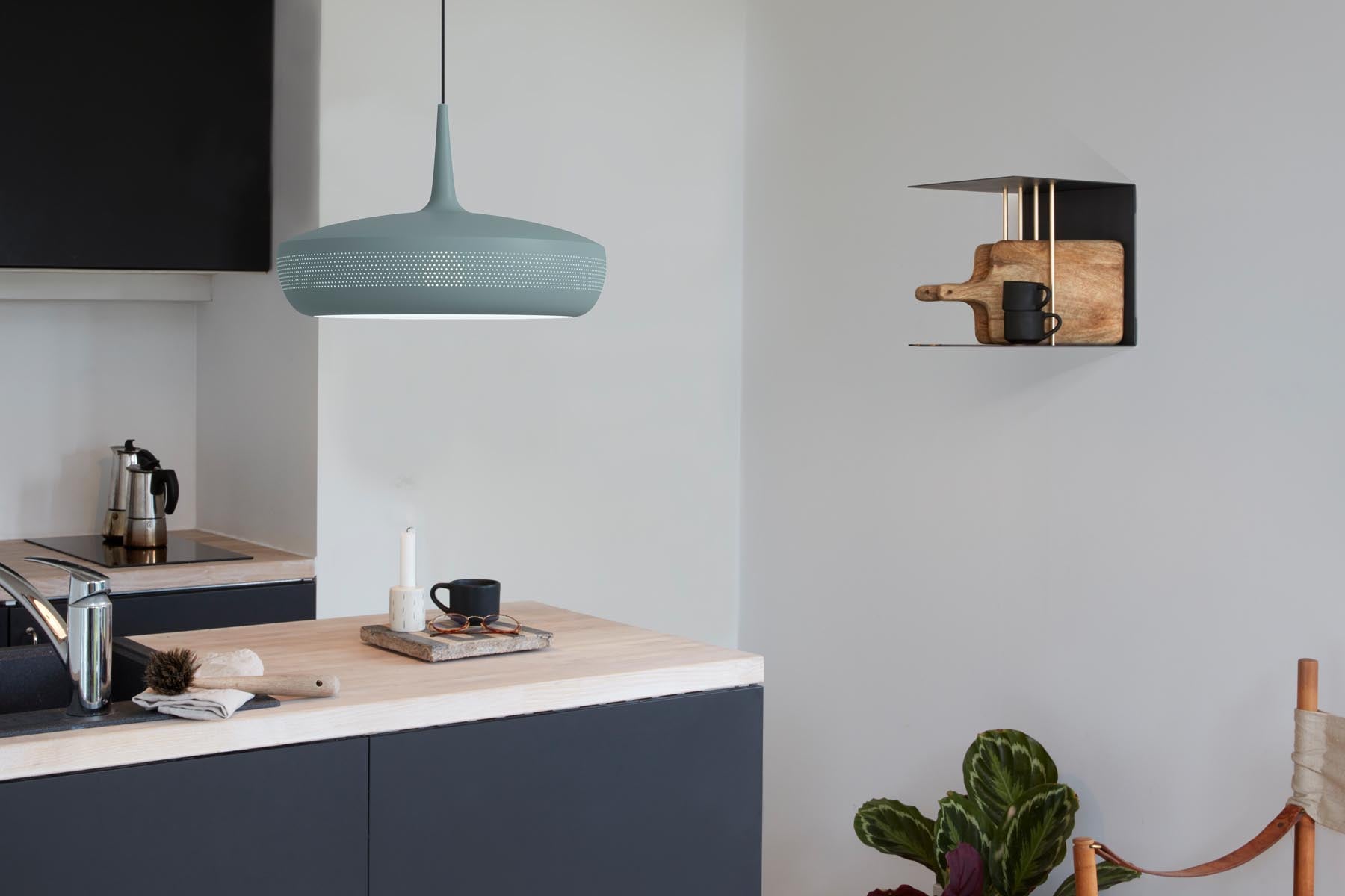 Eleganter Clava Dine Lampenschirm in Slate von Umage, ideal für stilvolle Pendelleuchten und moderne Wohnräume.