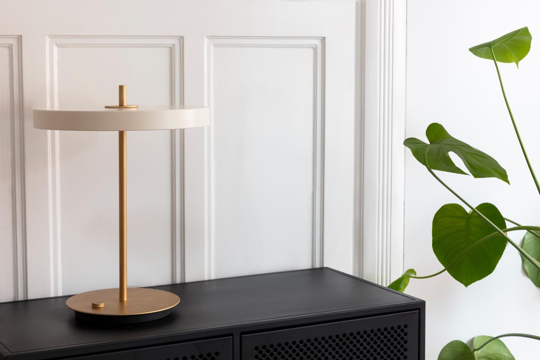 Elegante Asteria Tischleuchte in Pearl White, ideal für stimmungsvolle Beleuchtung in modernen Wohnräumen.