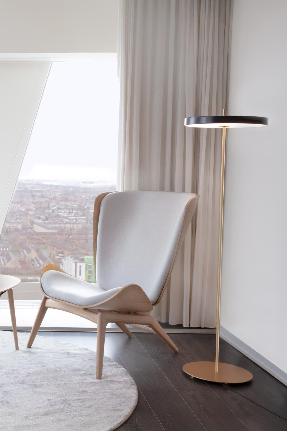 Elegante Asteria Stehleuchte in Anthrazitgrau, ideal für stilvolle Wohnräume, präsentiert von Umage im modernen Design.