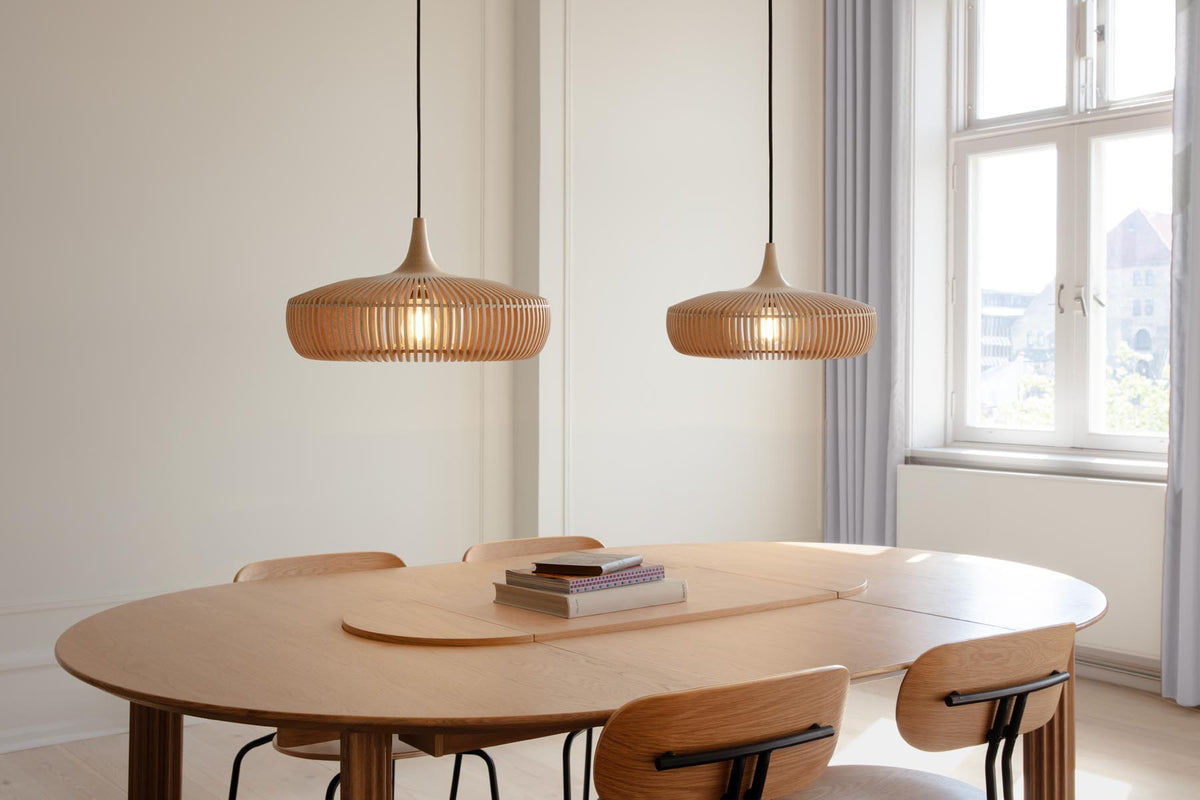 Clava Dine Lampenschirm in Oak Ash präsentiert im Onlineshop von KAQTU Design AG. Pendelleuchte ist von Umage