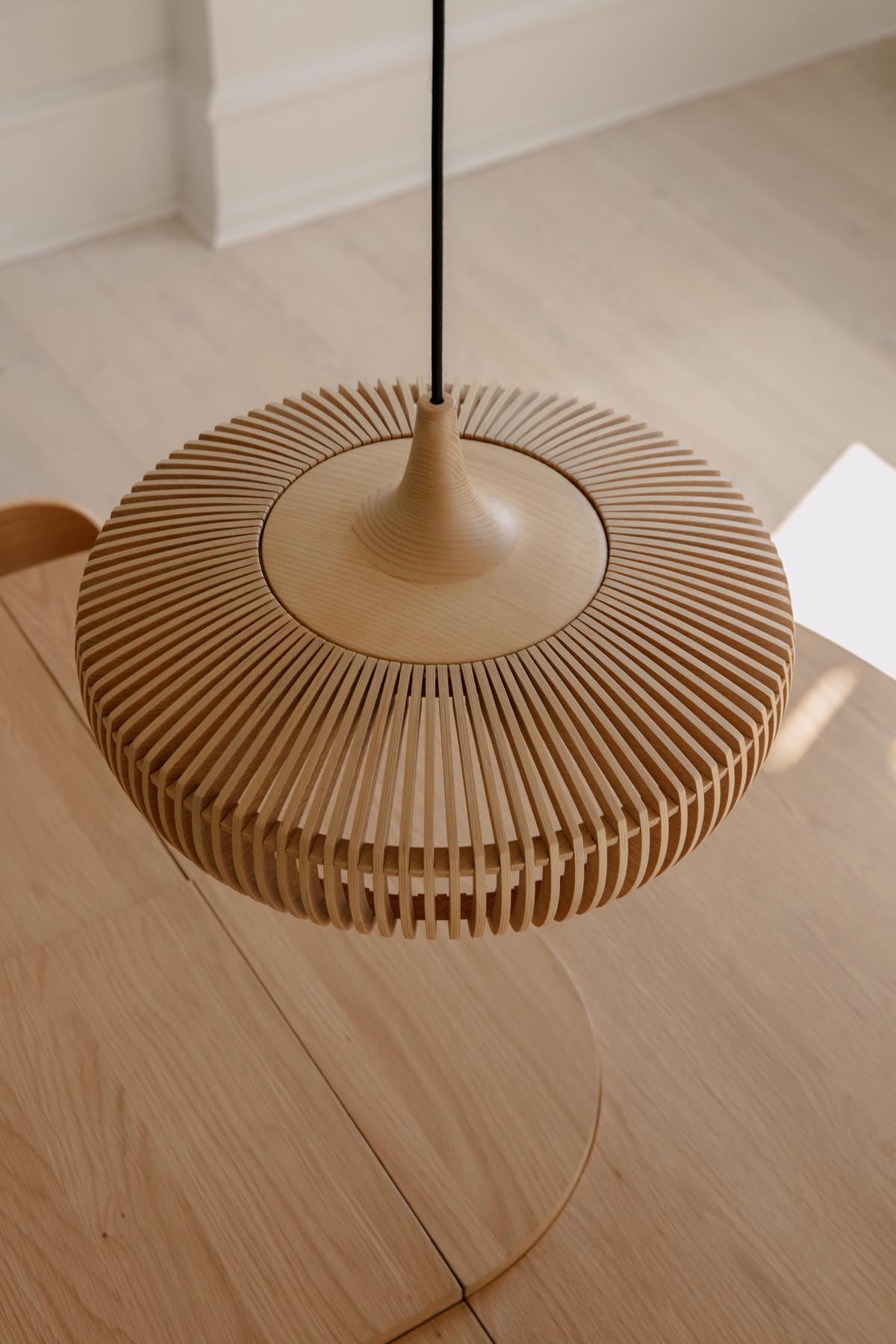 Eleganter Clava Dine Lampenschirm von Umage aus edlem Eichenholz, ideal für eine gemütliche Atmosphäre in Ihrem Zuhause.