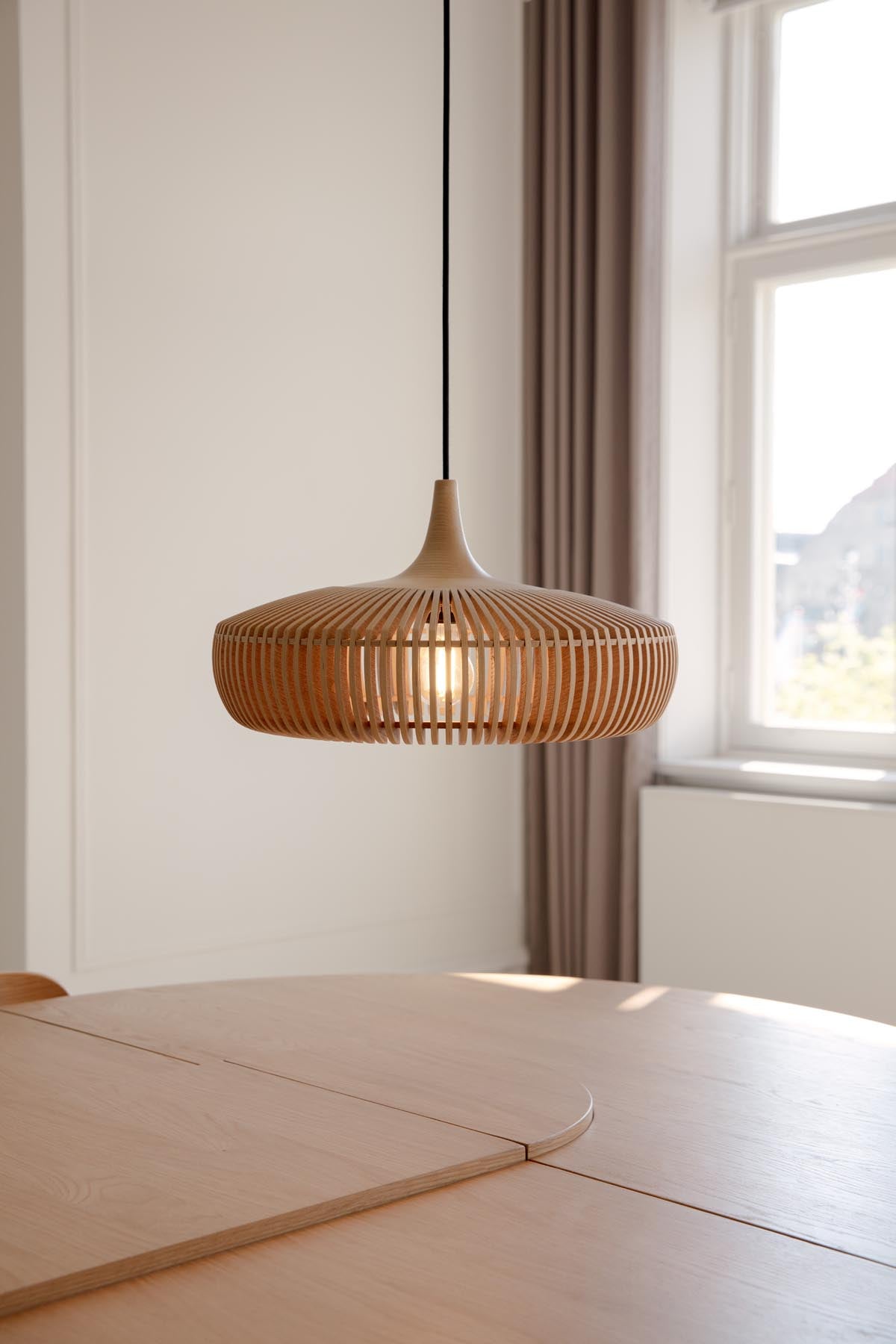Stilvoller Clava Dine Lampenschirm von Umage aus hochwertigem Eichenholz, perfekt für eine warme und einladende Beleuchtung.