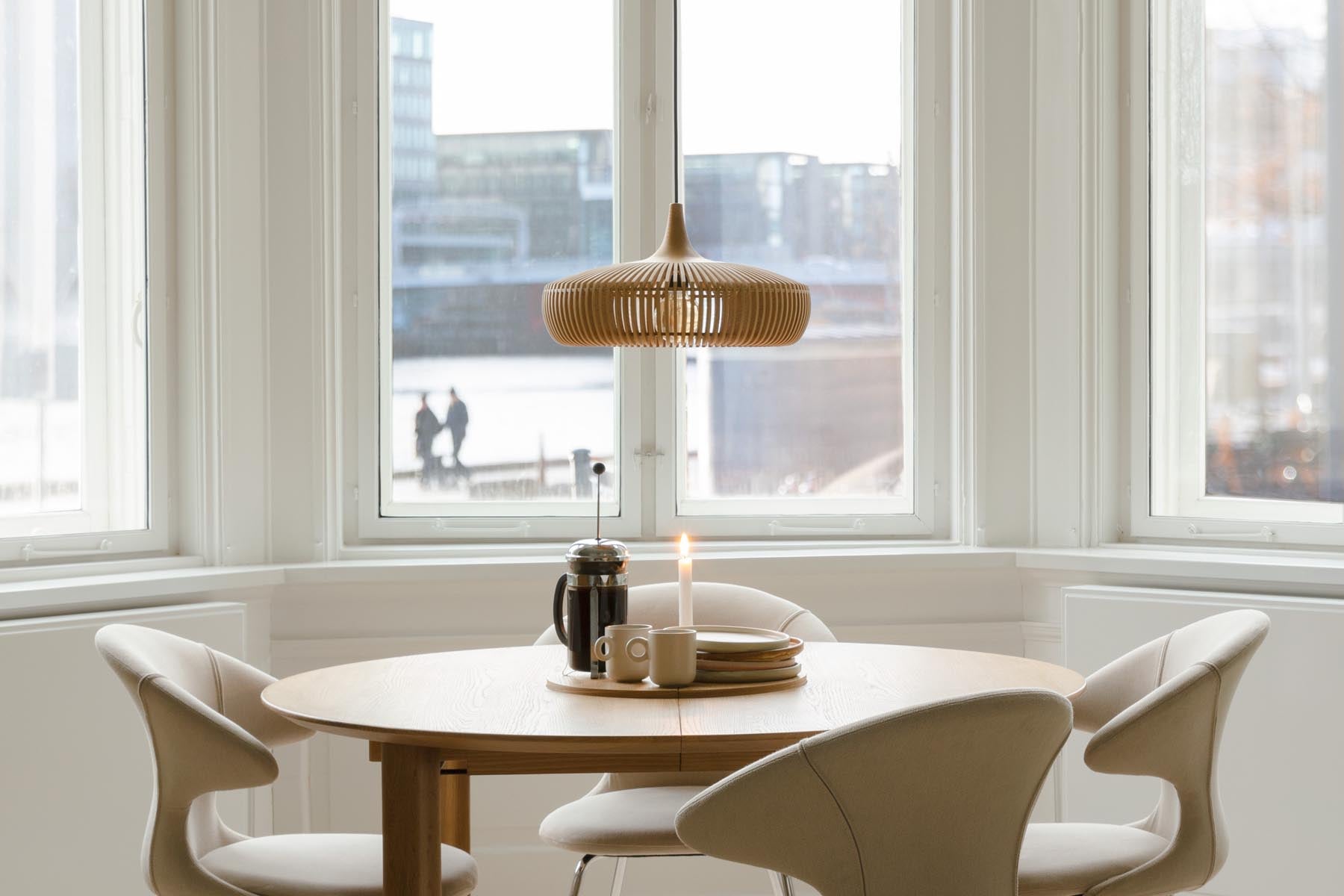 Eleganter Clava Dine Lampenschirm von Umage, gefertigt aus edlem Eichenholz, ideal für stimmungsvolle Akzente in jedem Raum.