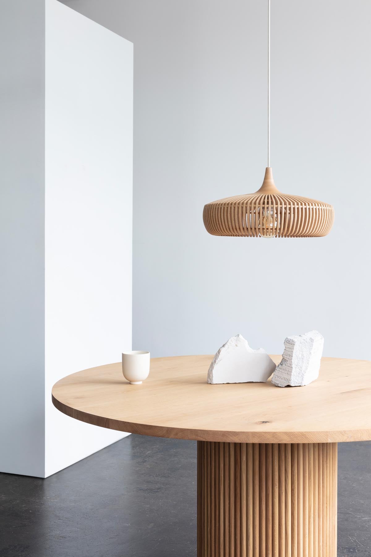 Stilvoller Clava Dine Lampenschirm von Umage aus hochwertigem Eichenholz, perfekt für eine gemütliche Atmosphäre in Ihrem Zuhause.