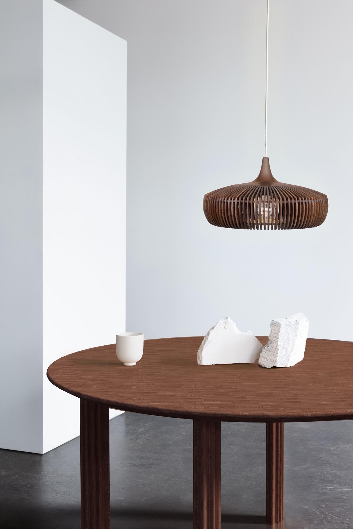 Clava Dine Lampenschirm in Dark Oak Ash präsentiert im Onlineshop von KAQTU Design AG. Pendelleuchte ist von Umage