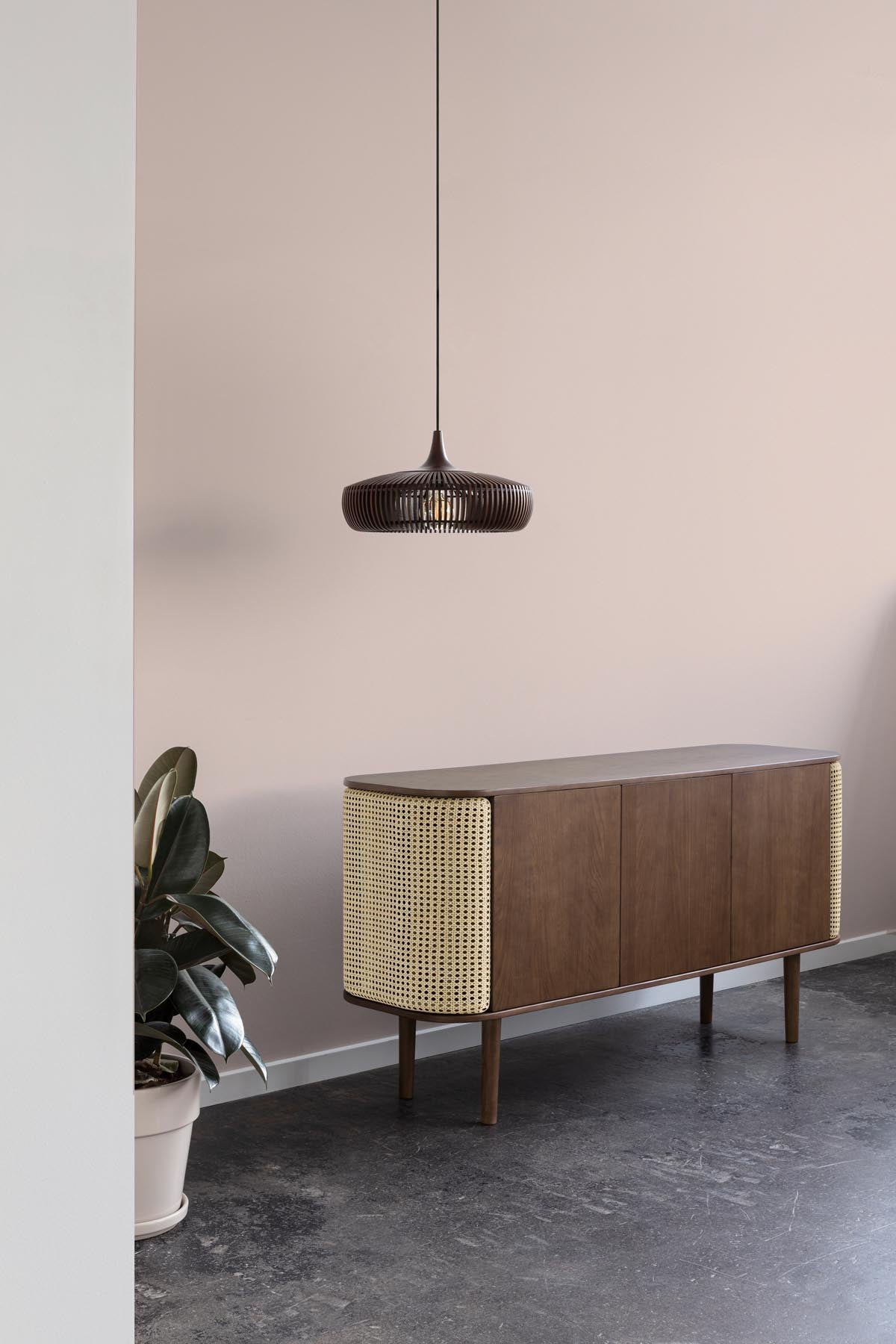 Clava Dine Lampenschirm in Dark Oak Ash präsentiert im Onlineshop von KAQTU Design AG. Pendelleuchte ist von Umage