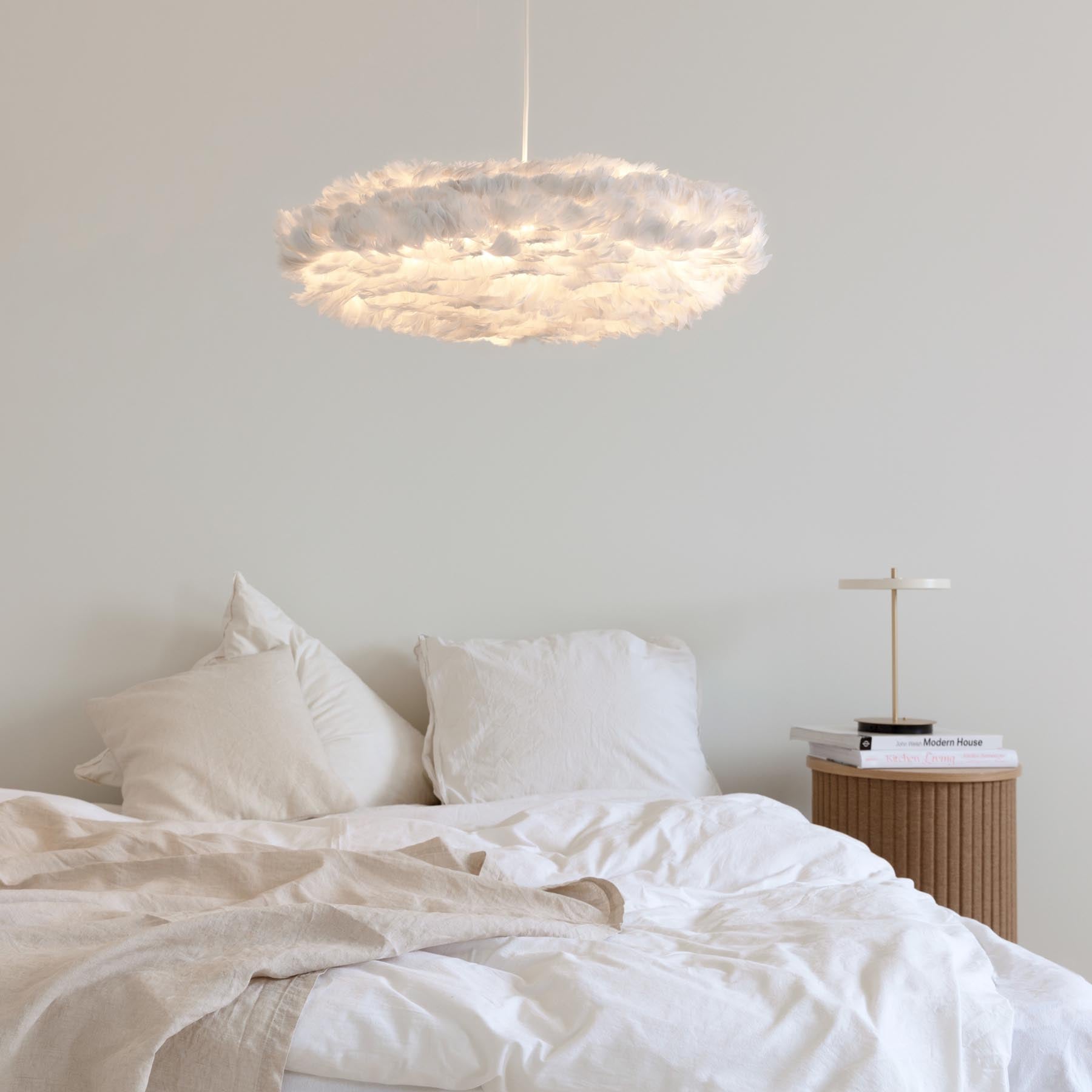 Schlichte und moderne Pendelleuchte Eos Esther von Umage in Weiß, perfekt für eine gemütliche Atmosphäre und geschmackvolle Raumgestaltung.