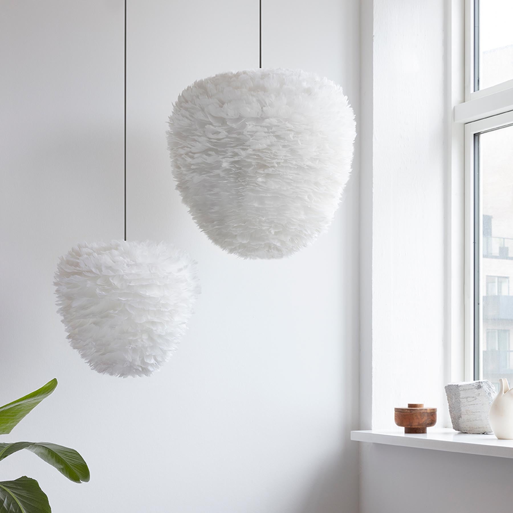 Elegante Eos Evia Pendelleuchte in Weiß von Umage, ideal für stilvolle Innenräume und stimmungsvolle Beleuchtung.