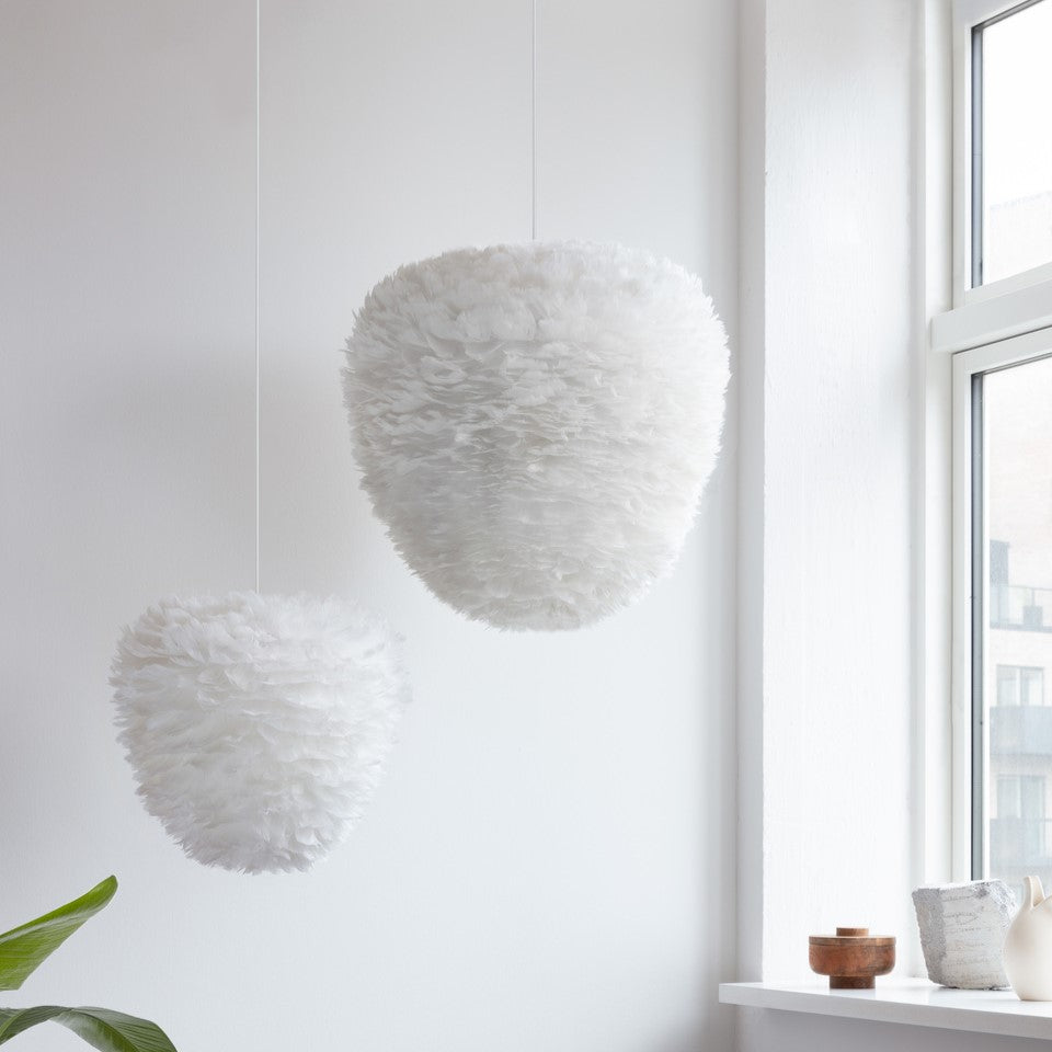 Elegante Pendelleuchte Eos Evia in reinem Weiß von Umage, ideal für eine stilvolle Beleuchtung und einladende Atmosphäre in jedem Raum.