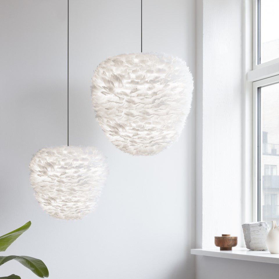 Schlichte und moderne Pendelleuchte Eos Evia in Weiß von Umage, perfekt für eine harmonische Raumgestaltung und stimmungsvolle Lichtakzente.