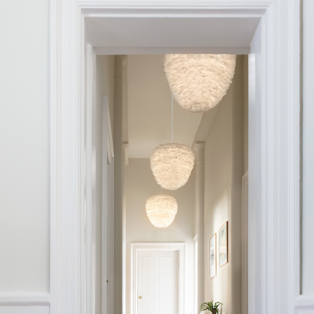 Moderne Pendelleuchte Eos Evia von Umage in reinem Weiß, perfekt für eine stilvolle Beleuchtung und kreative Raumgestaltung.