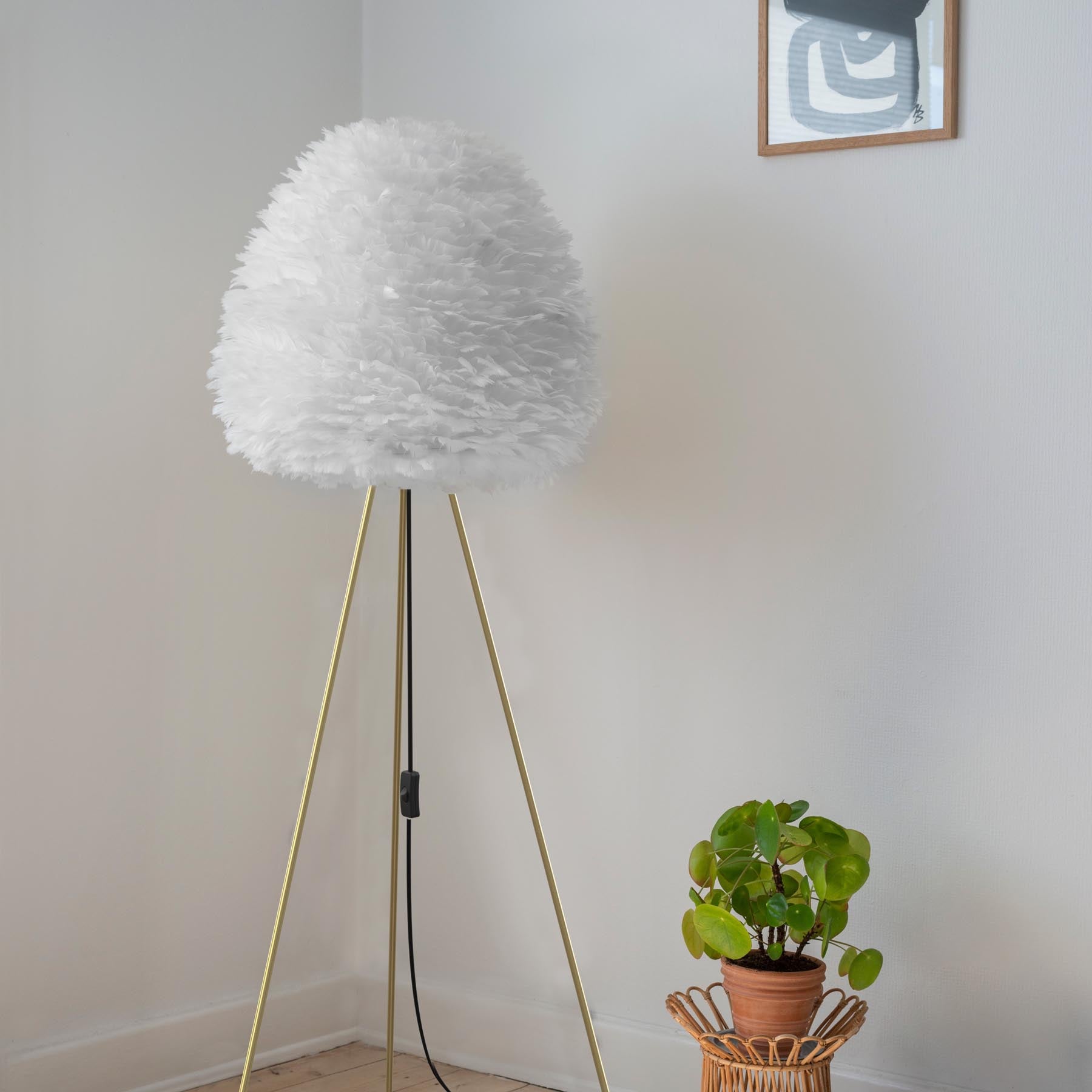 Elegante Pendelleuchte Eos Evia von Umage in strahlendem Weiß, ideal für einladende Atmosphären und geschmackvolle Inneneinrichtungen.