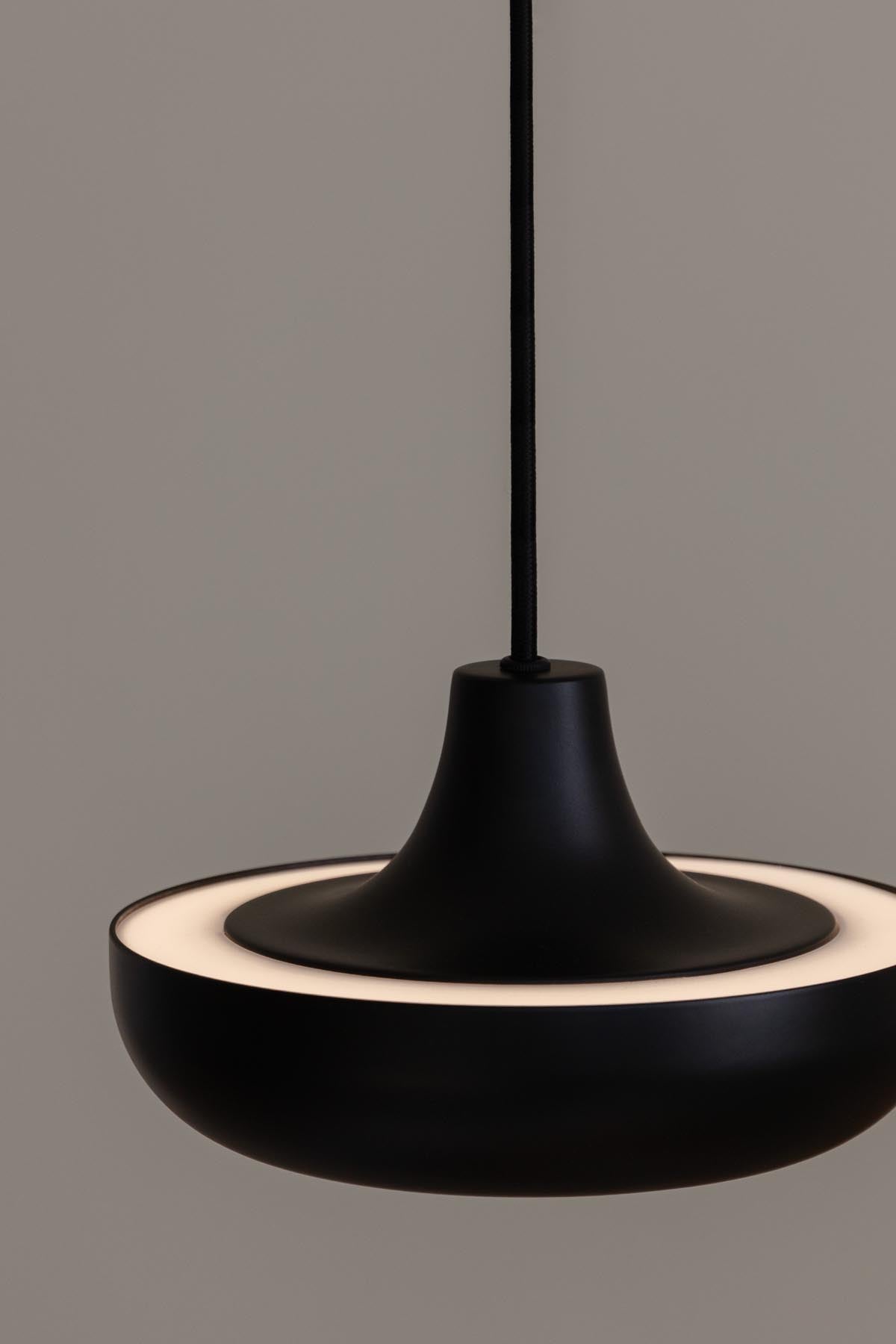 Moderner CASSINI Lampenschirm von Umage in edlem Schwarz, perfekt für Pendelleuchten und verleiht jedem Raum einen eleganten Touch.