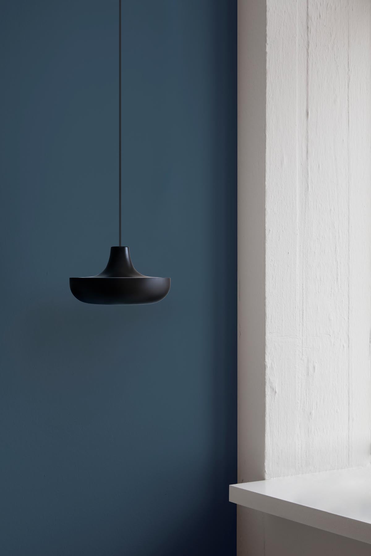 Eleganter CASSINI Lampenschirm von Umage in stilvollem Schwarz, ideal für Pendelleuchten und setzt geschmackvolle Akzente in jedem Raum.