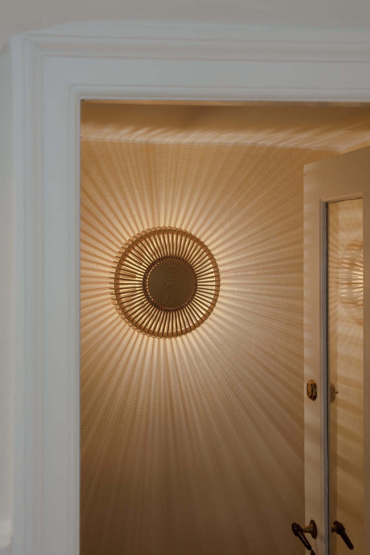 Clava Up Wood Wandleuchte in Oak präsentiert im Onlineshop von KAQTU Design AG. Wandleuchte ist von Umage