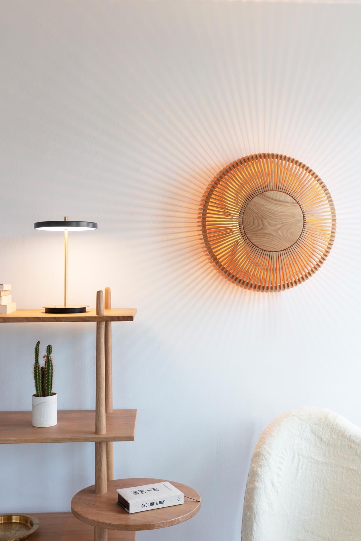 Clava Up Wood Wandleuchte in Oak präsentiert im Onlineshop von KAQTU Design AG. Wandleuchte ist von Umage