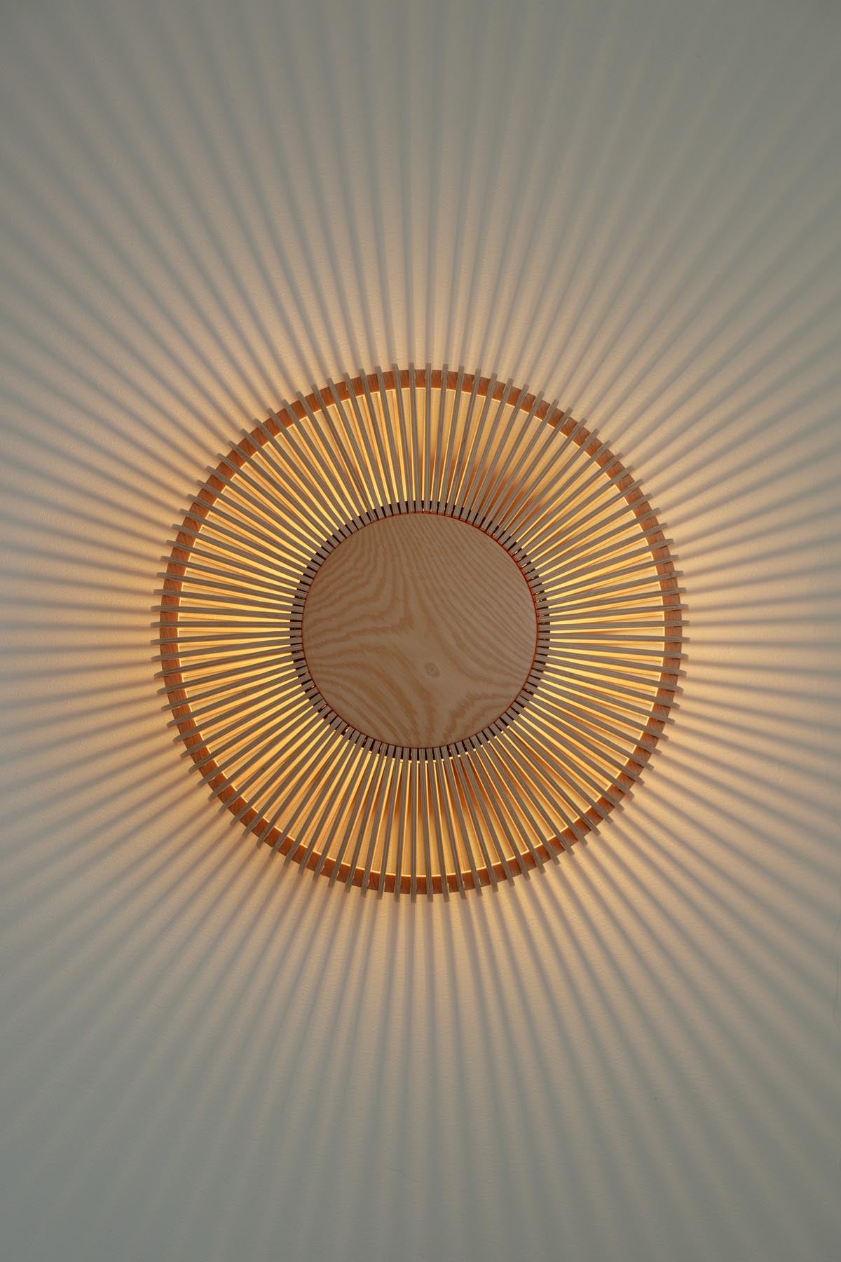 Clava Up Wood Wandleuchte in Oak präsentiert im Onlineshop von KAQTU Design AG. Wandleuchte ist von Umage