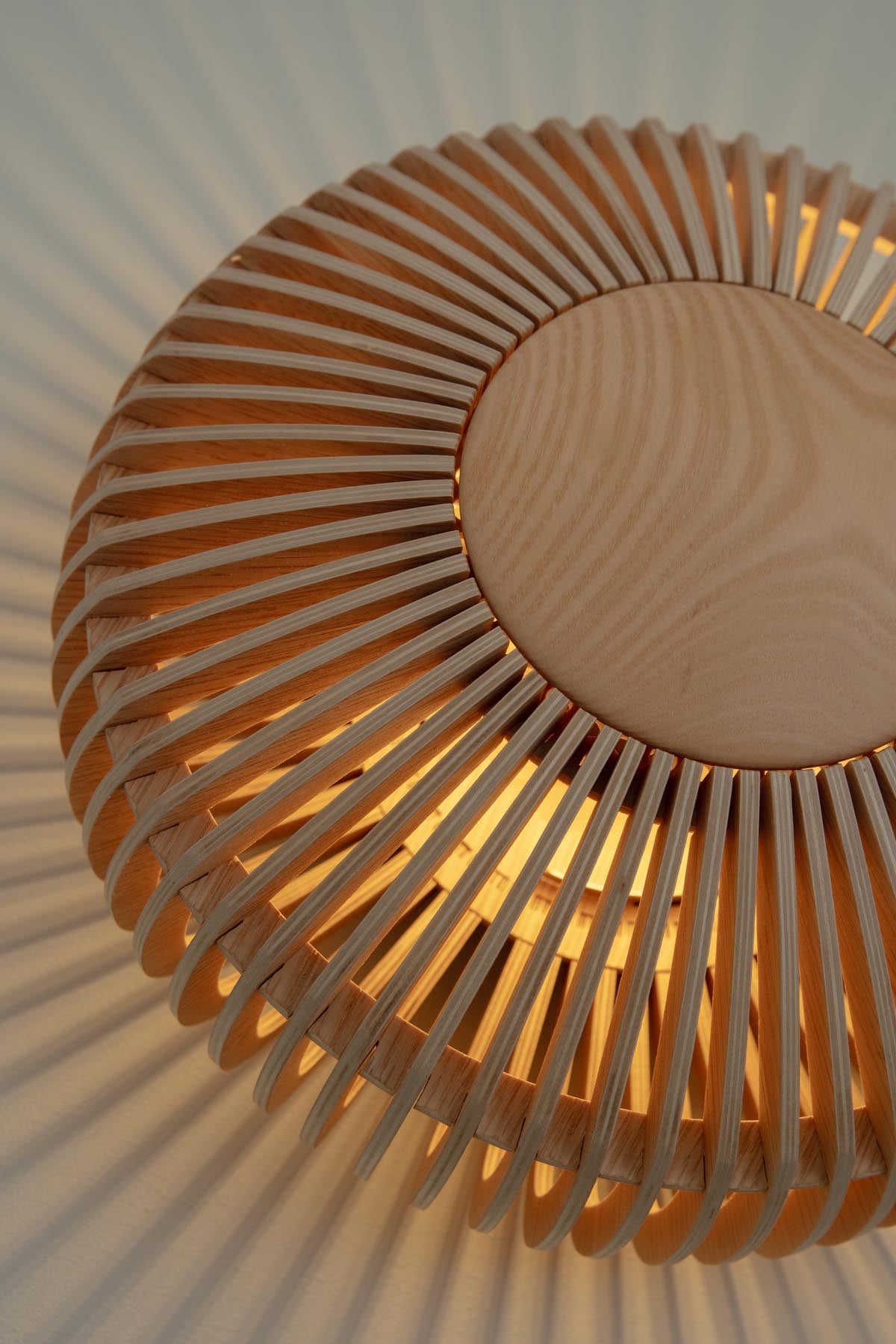 Clava Up Wood Wandleuchte in Oak präsentiert im Onlineshop von KAQTU Design AG. Wandleuchte ist von Umage