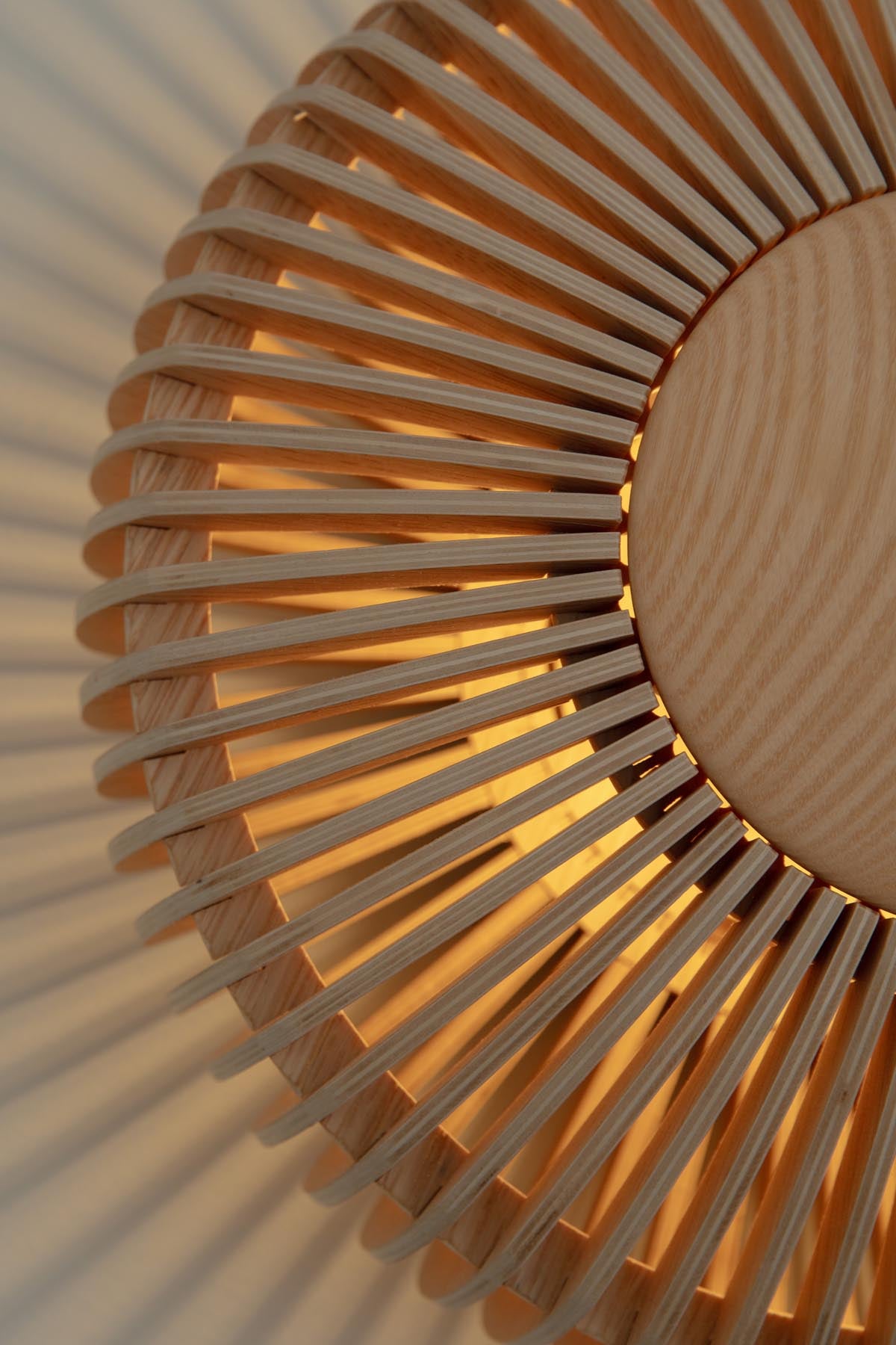 Clava Up Wood Wandleuchte in Oak präsentiert im Onlineshop von KAQTU Design AG. Wandleuchte ist von Umage