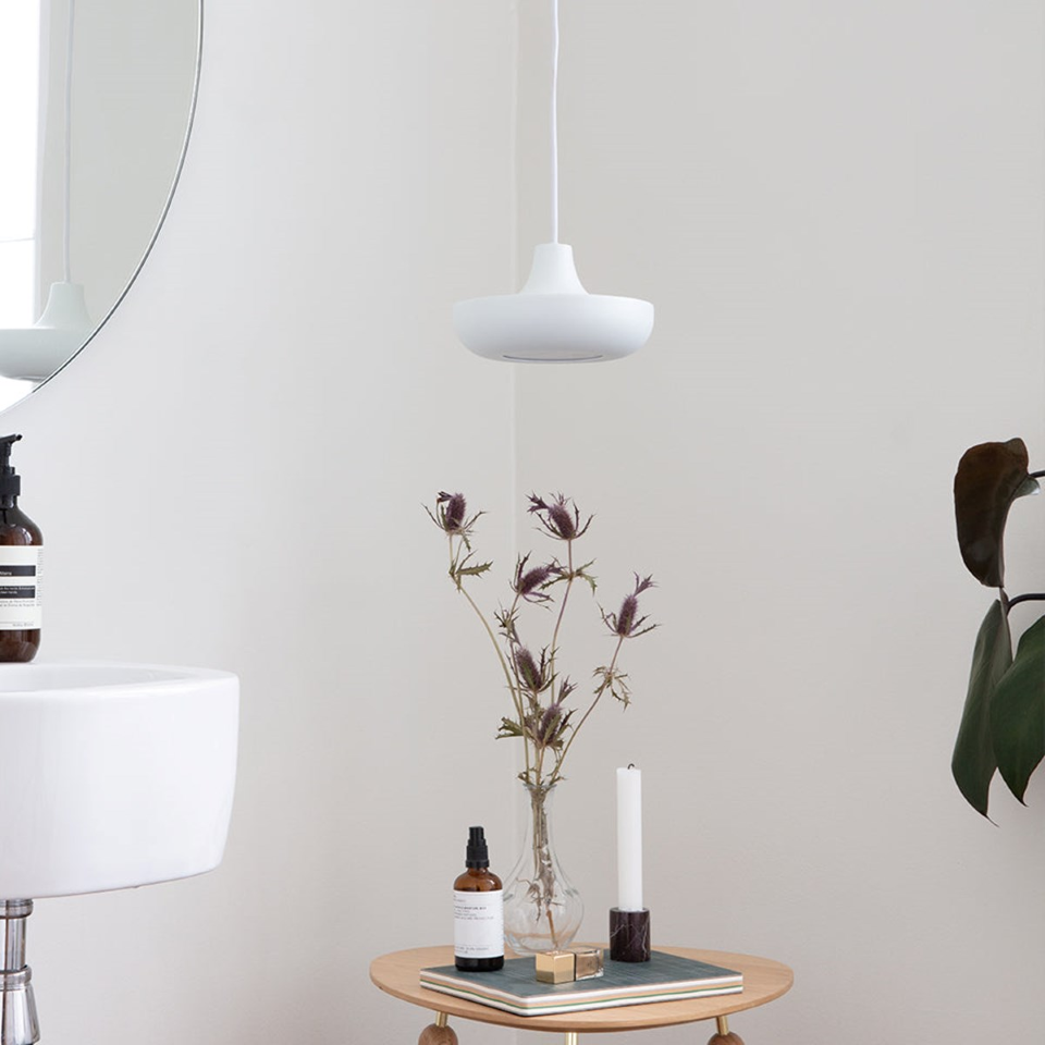 Eleganter CASSINI Lampenschirm in Weiß von Umage, ideal für stilvolle Pendelleuchten und moderne Wohnräume.