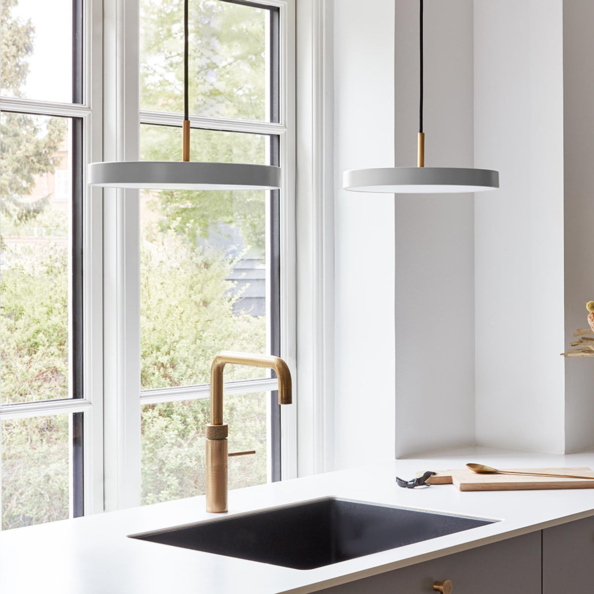 Asteria Mini Pendellampe in Nuance Mist präsentiert im Onlineshop von KAQTU Design AG. Pendelleuchte ist von Umage
