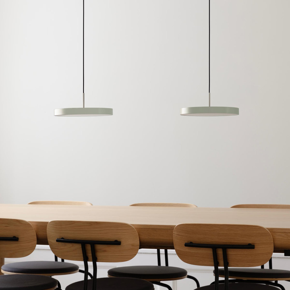 Asteria Mini Pendellampe in Nuance Olive präsentiert im Onlineshop von KAQTU Design AG. Pendelleuchte ist von Umage