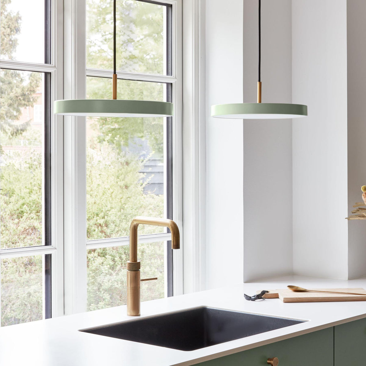 Asteria Mini Pendellampe in Nuance Olive präsentiert im Onlineshop von KAQTU Design AG. Pendelleuchte ist von Umage