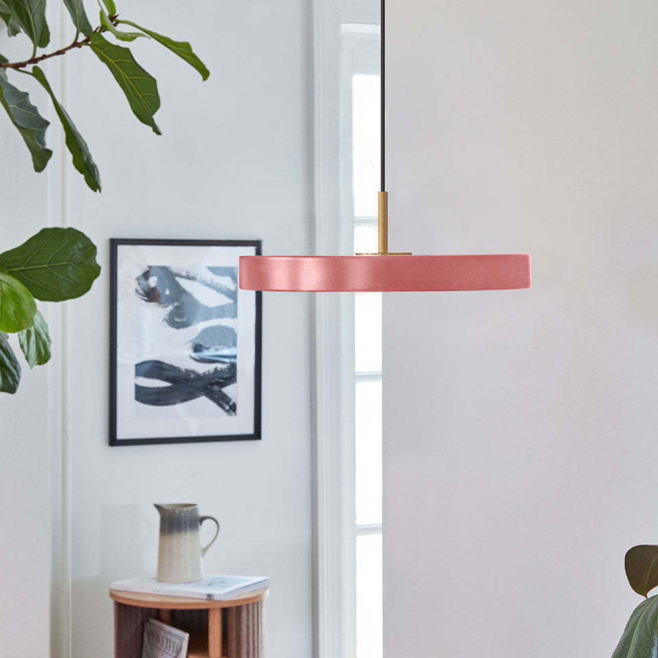 Asteria Mini Pendellampe in Nuance Rose präsentiert im Onlineshop von KAQTU Design AG. Pendelleuchte ist von Umage