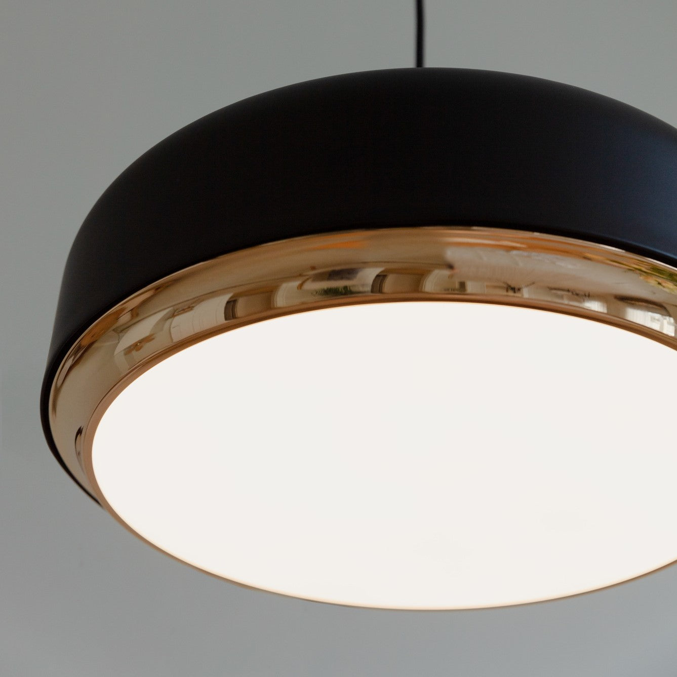 Elegante Hazel Medium Pendellampe in Schwarz von Umage, ideal für stilvolle Innenräume und stimmungsvolle Beleuchtung.